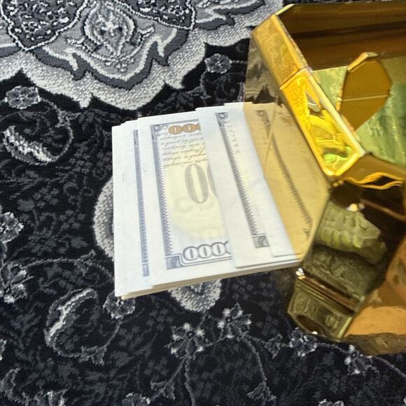 Gold Money Gun Shooter Make It Rain Cash Spray Toy - Picture 2 of 3